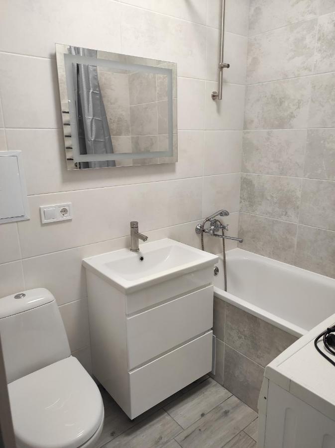 2 Комнатная С Новым Ремонтом, Кондиционером, В Самом Центре Rivne Exterior foto